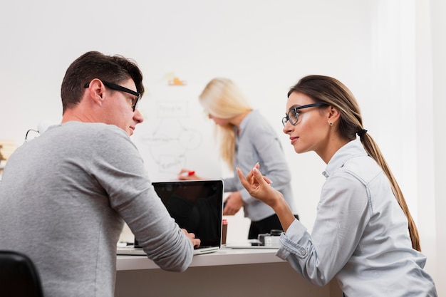 Jolie femme essayant d'expliquer quelque chose à un homme