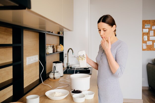 Jolie femme essayant ce qu'elle cuisine