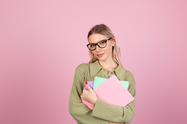 Jolie femme européenne en pull décontracté sur mur rose