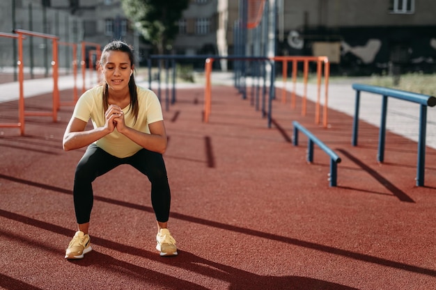 Jolie Femme Faisant Des Squats Profonds à L'air Frais