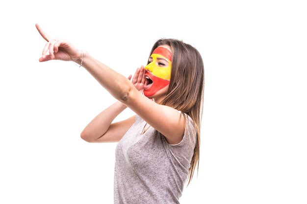 Photo gratuite jolie femme fan de l'équipe nationale d'espagne peint le visage du drapeau obtenir une victoire heureuse en criant la main pointue. émotions des fans.