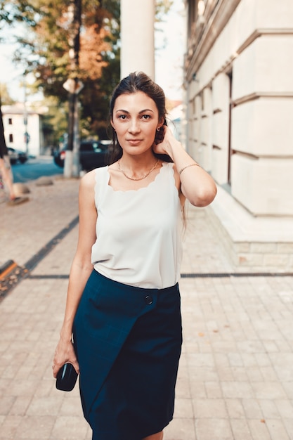 Jolie Femme Fashion Marchant Dans Les Rues De La Vieille Ville