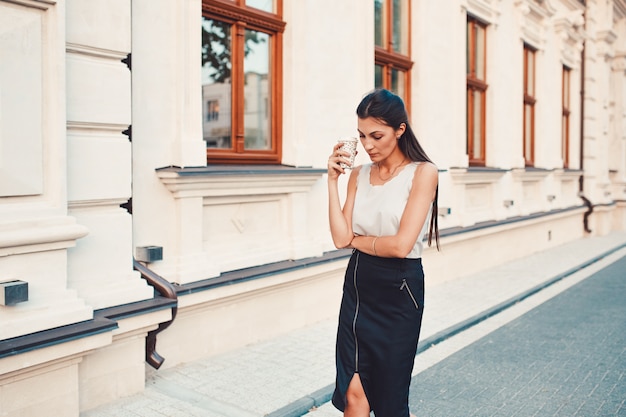 Jolie femme Fashion marchant dans les rues de la vieille ville