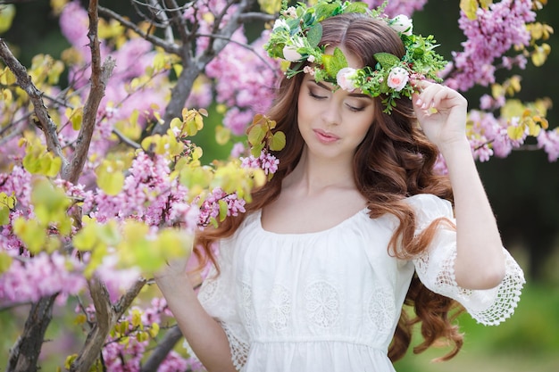 Jolie femme avec des fleurs