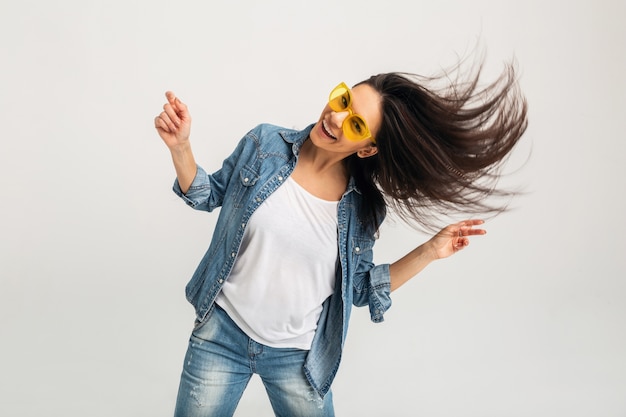 Jolie Femme Heureuse Souriante Dansant En Agitant Les Cheveux Longs Isolé Sur Blanc Studio