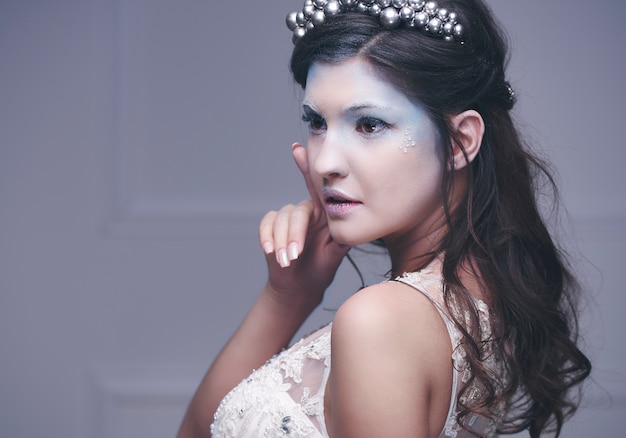 Jolie femme en hiver composent au studio shot