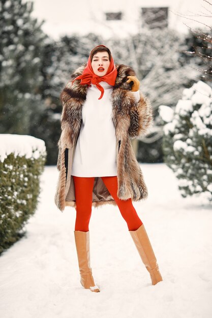 Jolie femme en hiver en plein air