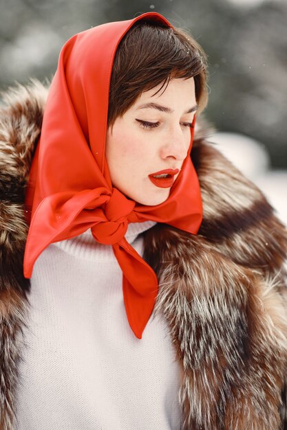 Jolie femme en hiver en plein air