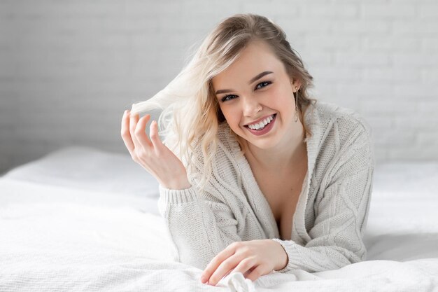 jolie femme en intérieur décontracté à la maison