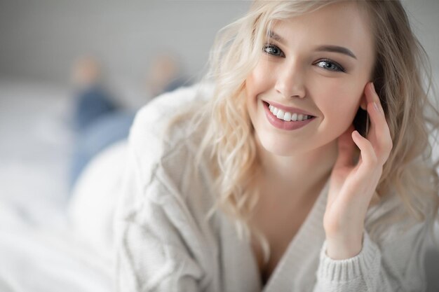 jolie femme en intérieur décontracté à la maison