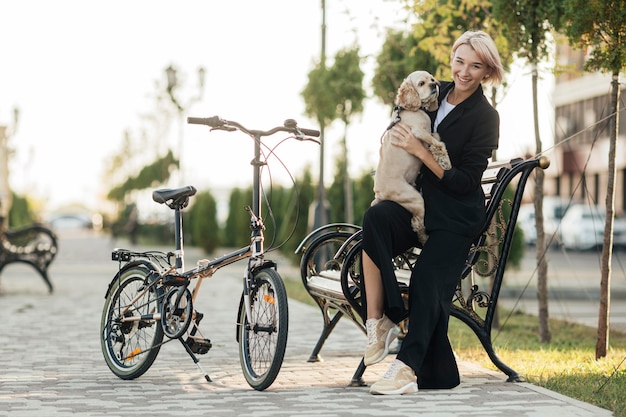 Jolie femme jouant avec son chien mignon