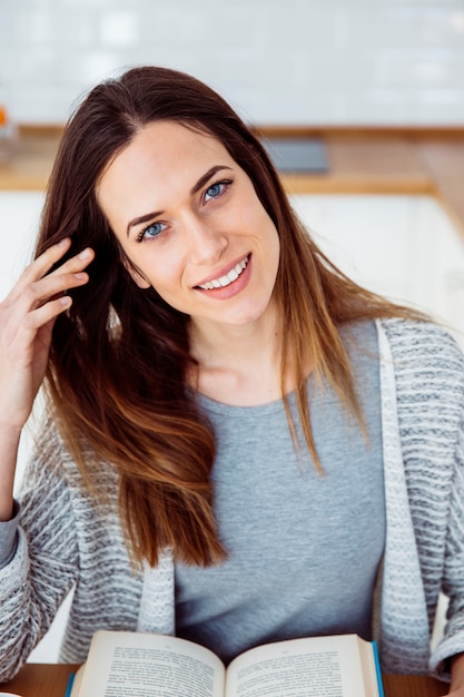 Jolie femme avec livre