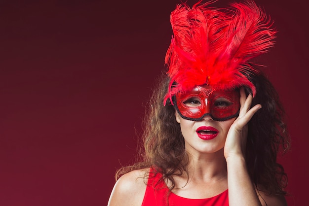 Jolie femme en masque de mascarade