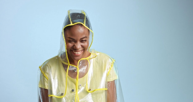 Photo gratuite jolie femme métisse aux cheveux courts en imperméable transparent