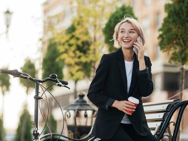 Jolie femme parlant au téléphone