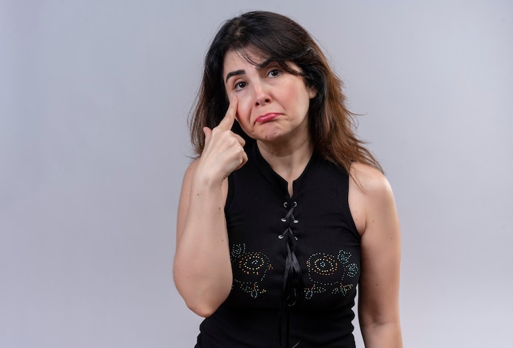 Photo gratuit jolie femme portant un chemisier noir à pleurer malheureux