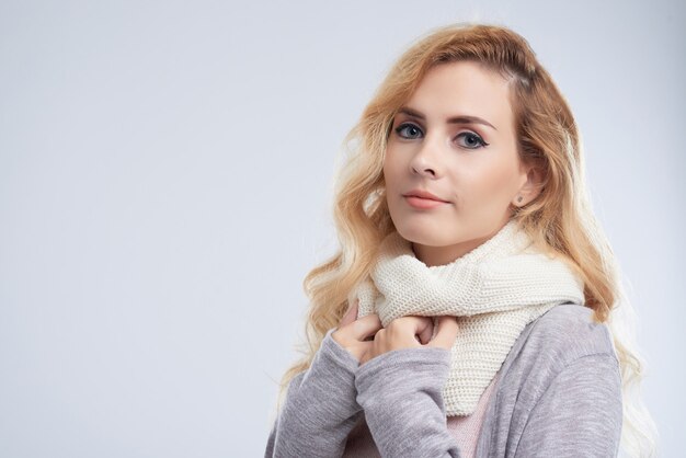 Jolie femme portant un foulard