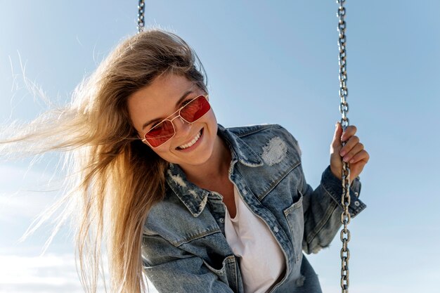 Jolie femme portant des lunettes de soleil