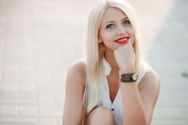 jolie femme portrait en plein air