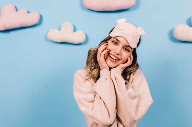 Jolie femme posant dans un masque de sommeil à la mode