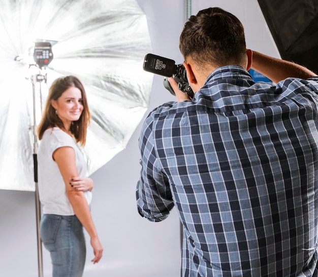 Jolie femme posant pour la caméra en studio