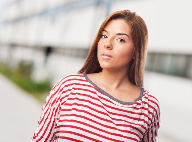 Jolie femme posant