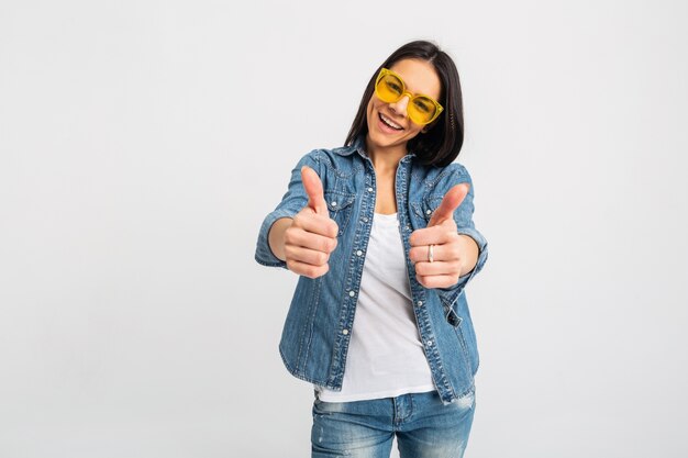 Jolie femme positive souriante montrant les pouces vers le haut isolé sur blanc