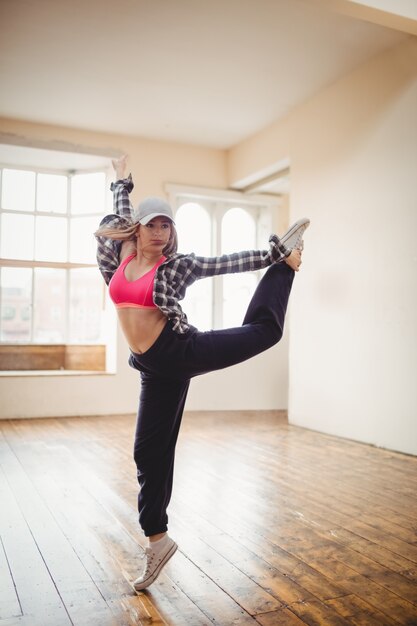 Jolie femme pratiquant la danse hip hop