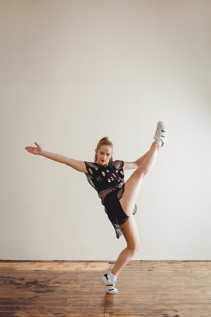 Jolie femme pratiquant la danse hip hop