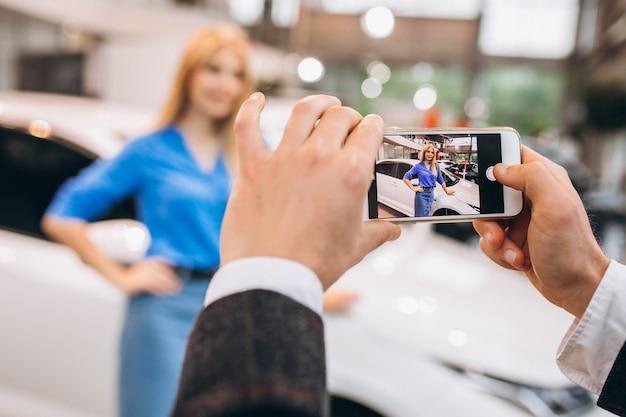 Jolie femme prenant une photo en voiture