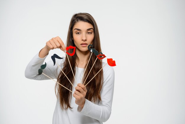 Jolie Femme A Préparé Une Fausse Moustache Sur Des Bâtons Pour Faire La Fête