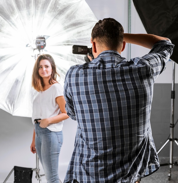 Jolie femme qui pose en studio