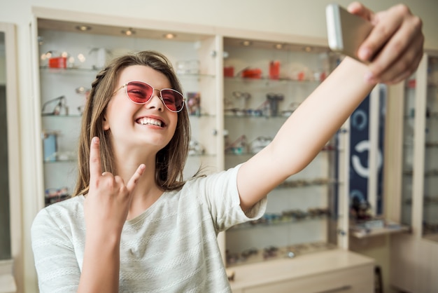 Photo gratuite jolie femme sur rendez-vous dans un bureau de spécialiste des yeux