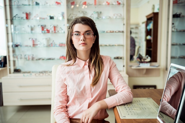 Jolie femme sur rendez-vous dans un bureau de spécialiste des yeux