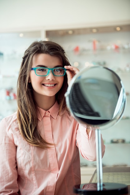 Jolie femme sur rendez-vous dans un bureau de spécialiste des yeux