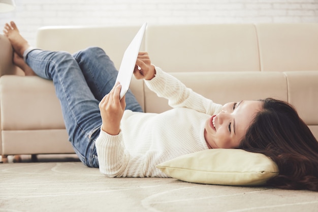 Jolie femme se reposant à la maison