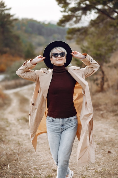 Jolie femme se reposer dans un parc en automne