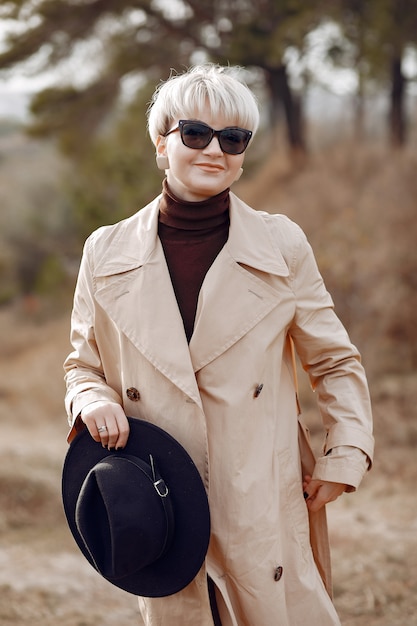 Jolie femme se reposer dans un parc en automne