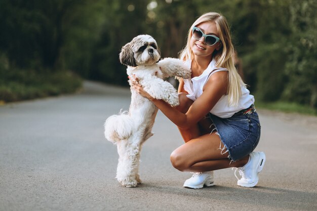 Jolie femme avec son chien dans le parc