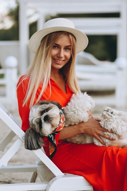 Jolie femme avec son chien mignon en vacances