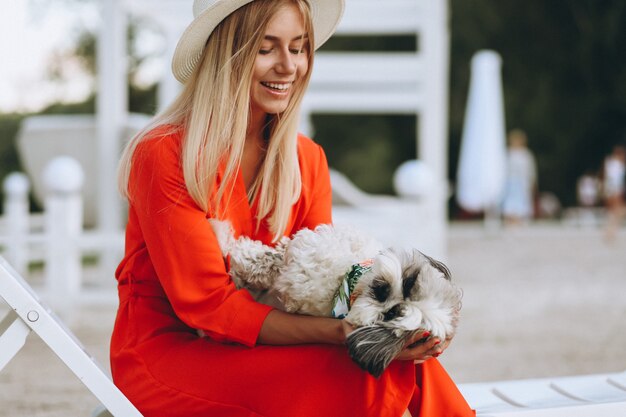 Jolie femme avec son chien mignon en vacances