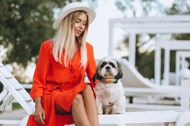 Jolie femme avec son chien mignon en vacances