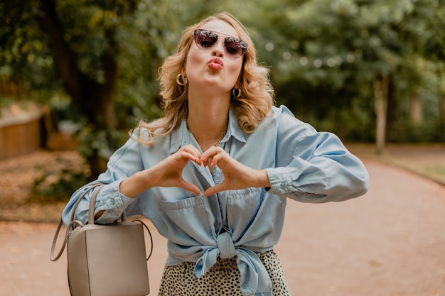 Photo gratuite jolie femme souriante blonde marchant dans le parc en tenue d'été