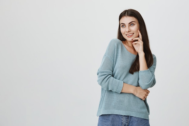 Jolie femme souriante, à gauche rêveuse