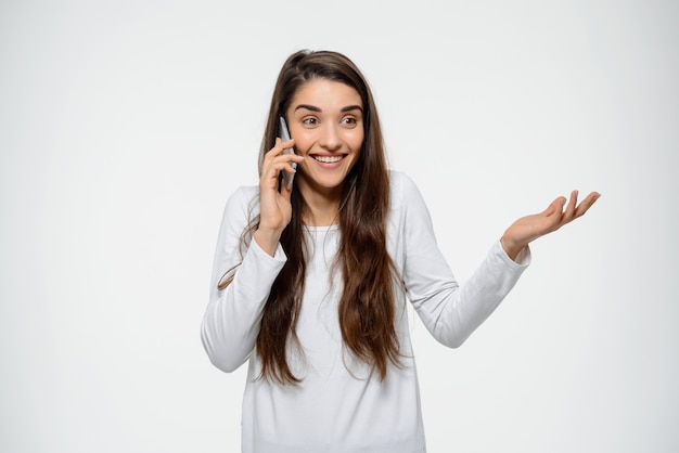 Jolie femme souriante, parler au téléphone mobile