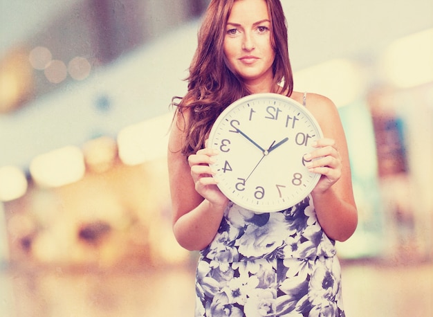 Photo gratuite jolie femme tenant une horloge