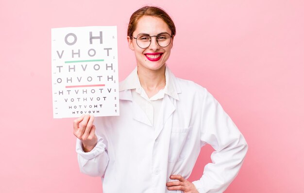 jolie femme avec un test de vision optique