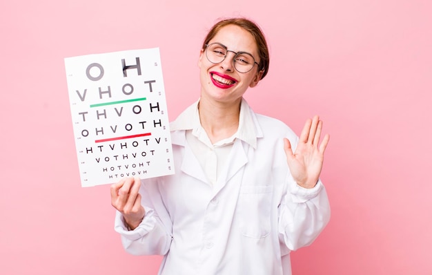 jolie femme avec un test de vision optique