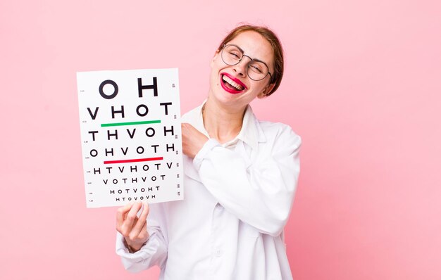 jolie femme avec un test de vision optique