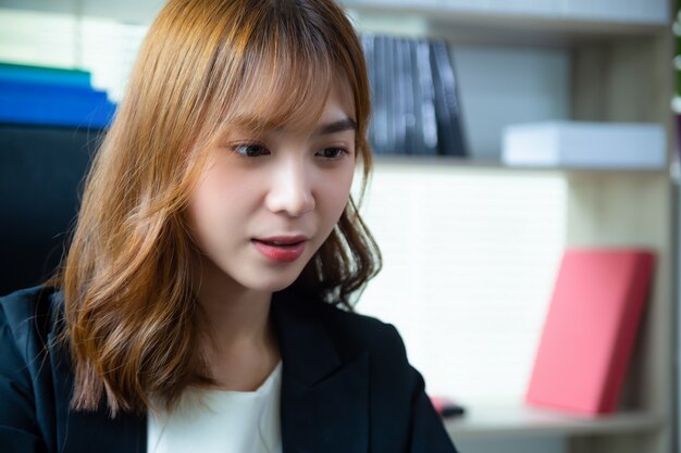 Jolie femme travaillant au bureau